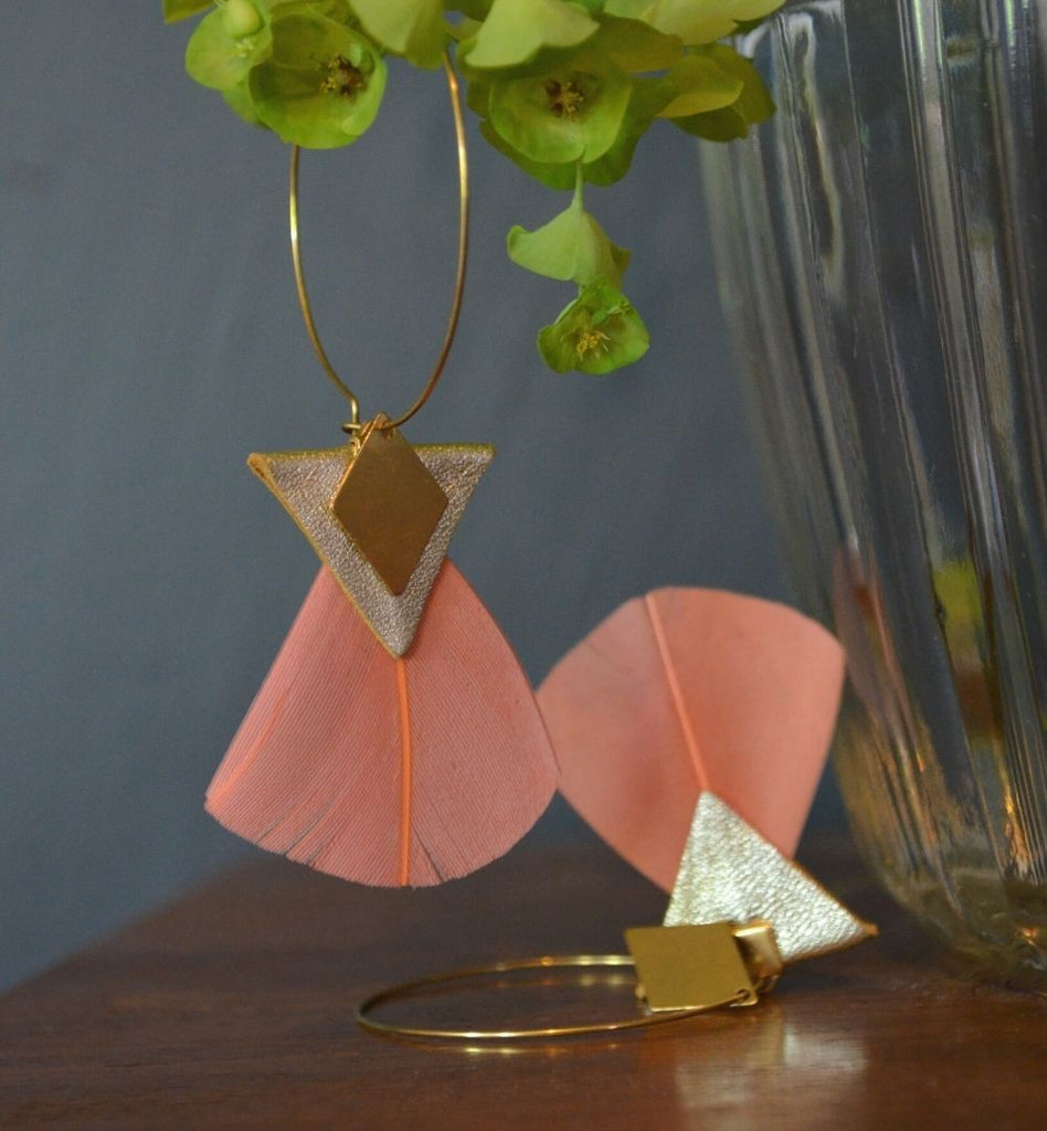 Boucles d'oreilles plumes oie carmel corail