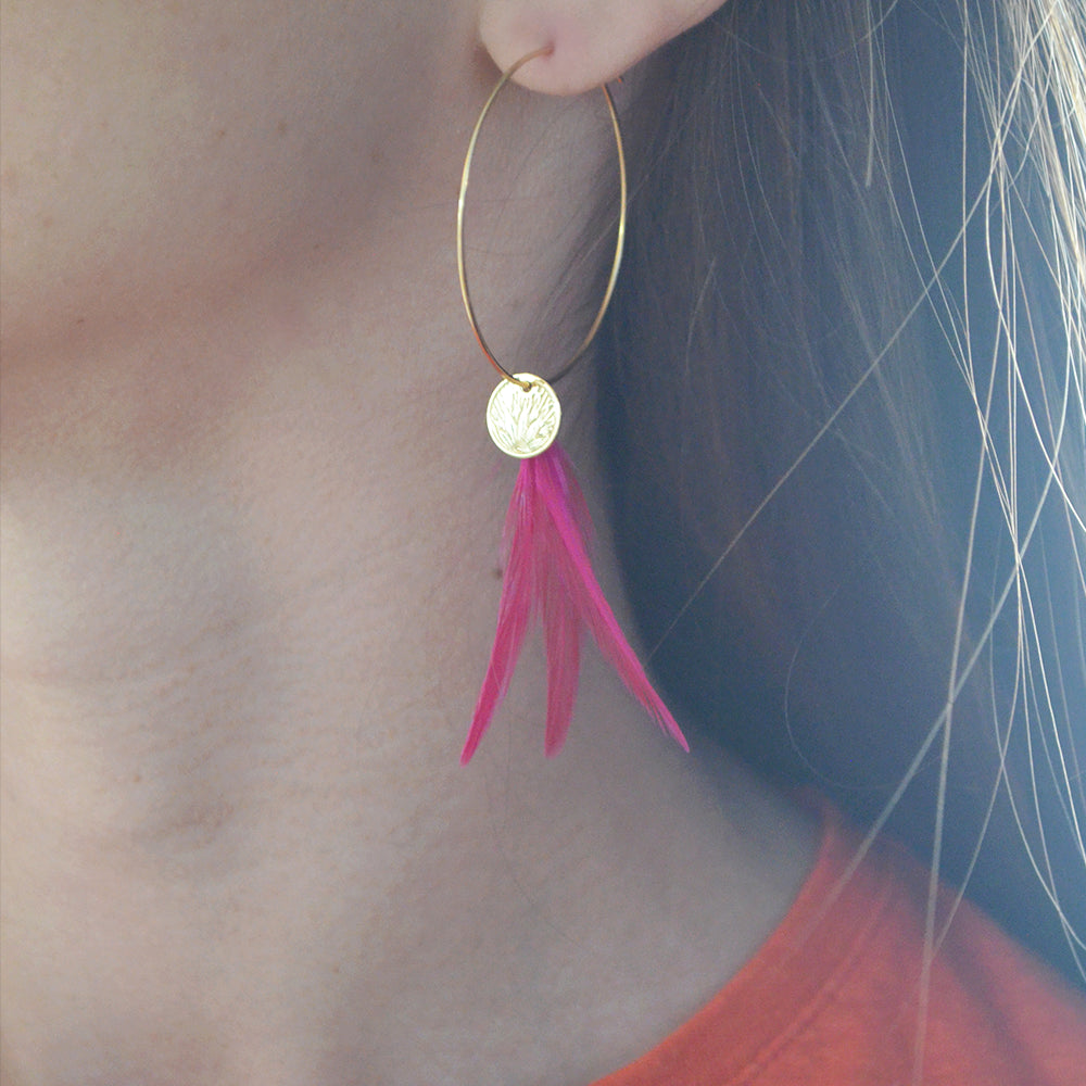Boucles d'oreilles plumes coq créoles coq fuchsia