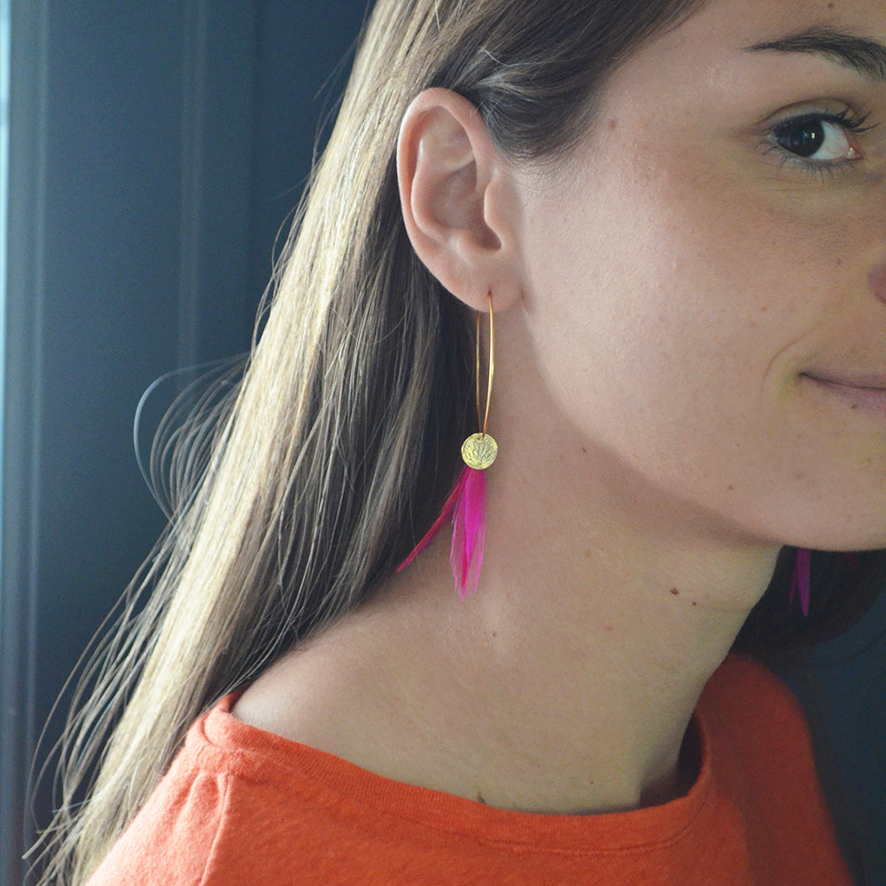 Boucles d'oreilles plumes coq créoles coq fuchsia