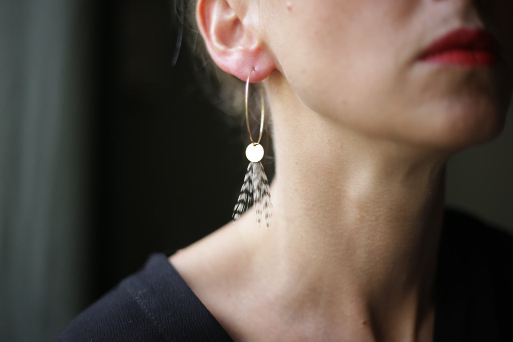 Boucles d'oreilles plumes coq créoles coq grizzly