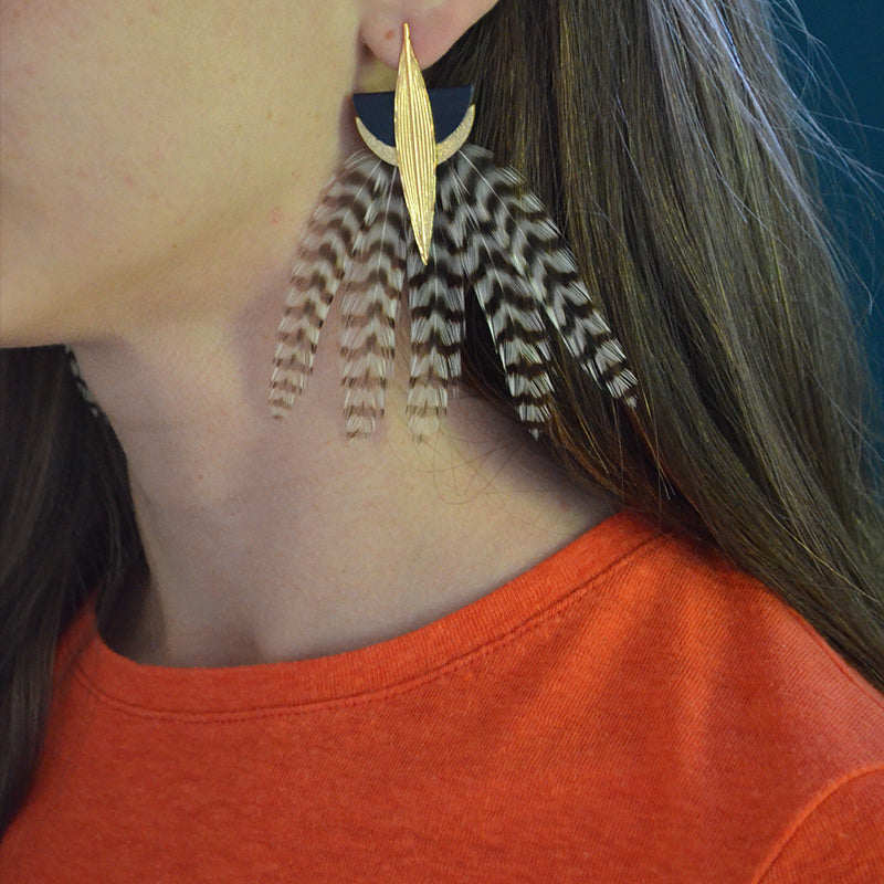 Boucles d'oreilles plumes coq lyre bleu nuit