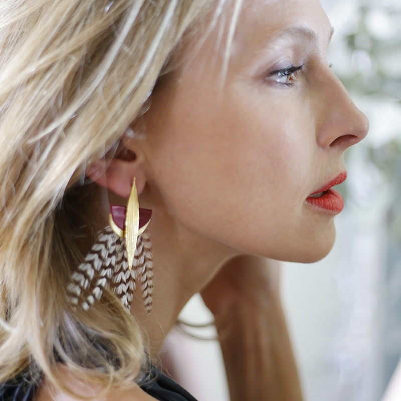 Boucles d'oreilles plumes coq lyre bordeaux