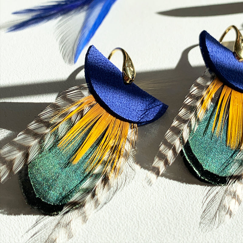 Boucles d'oreilles plumes paon nomades bleu