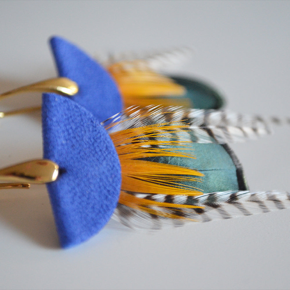 Boucles d'oreilles plumes paon nomades bleu