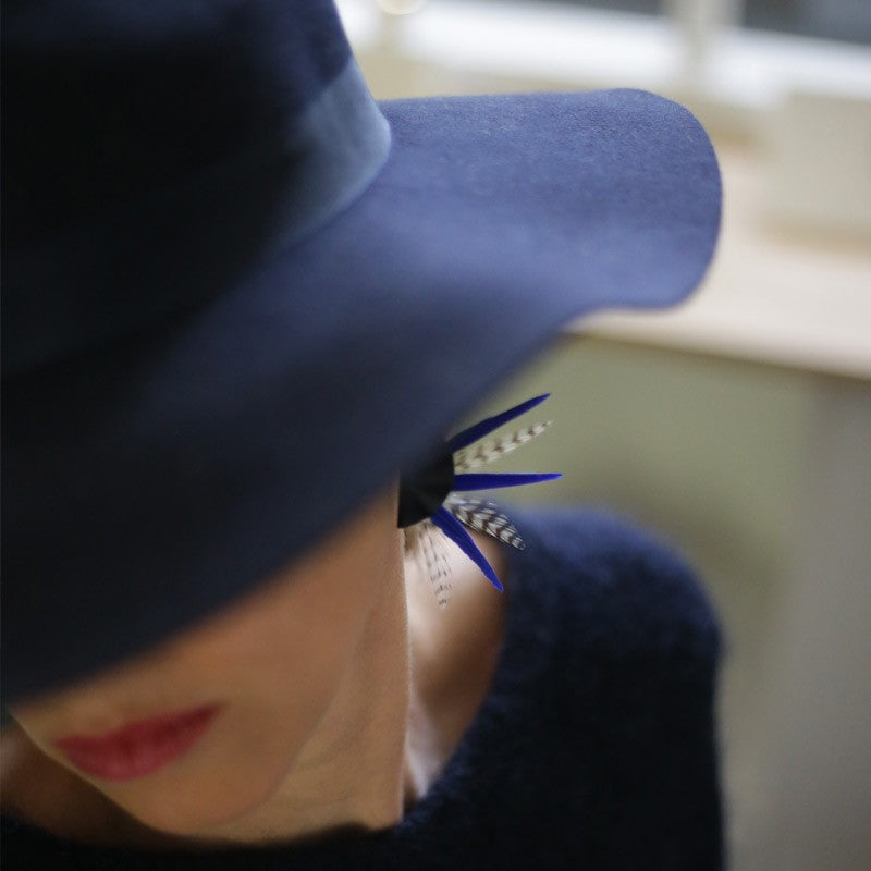 Boucles d'oreilles plumes coq rebel noir bleu