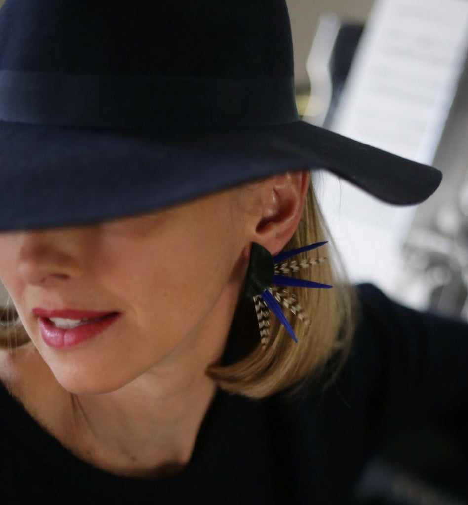 Boucles d'oreilles plumes coq rebel noir bleu