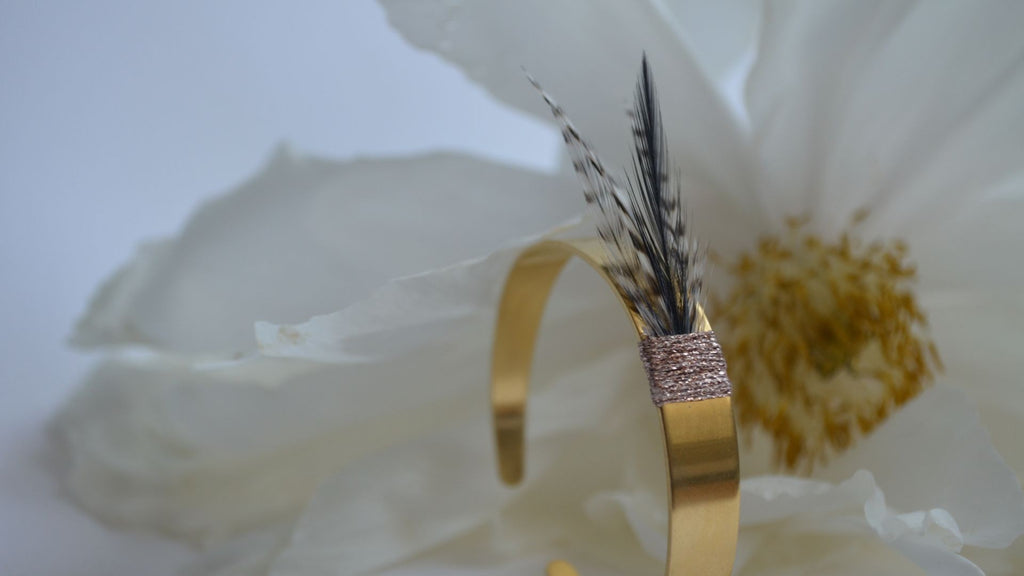 Bracelet plumes coq manchette grizzly or rose