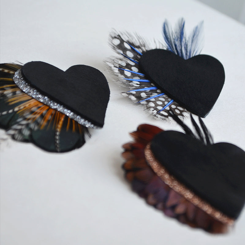 Broche plumes faisan coeur faisan cuir noir