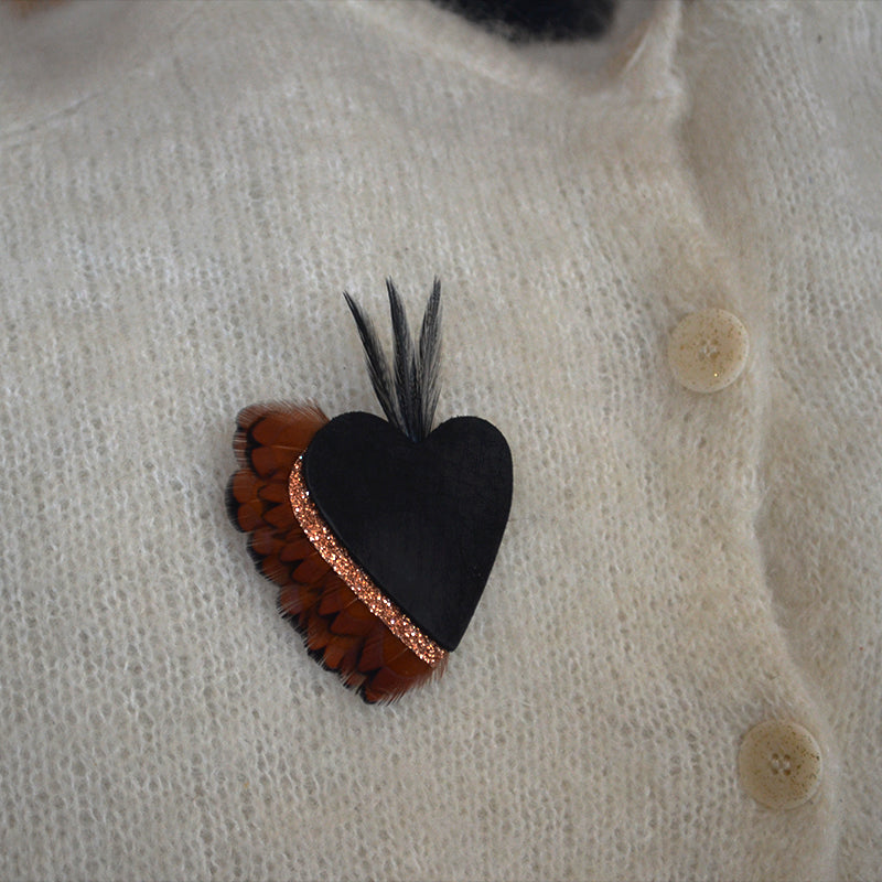 Broche plumes faisan coeur faisan cuir noir