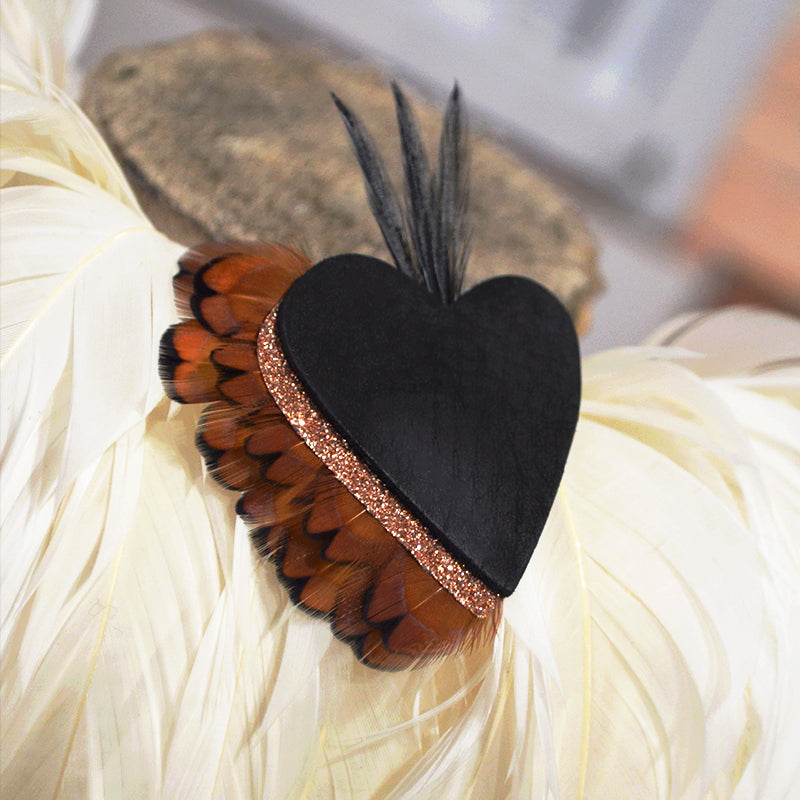 Broche plumes faisan coeur faisan cuir noir