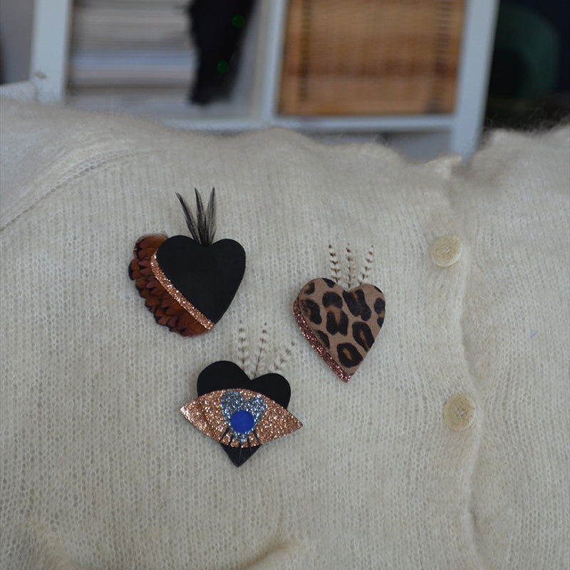 Broche plumes faisan coeur faisan cuir noir