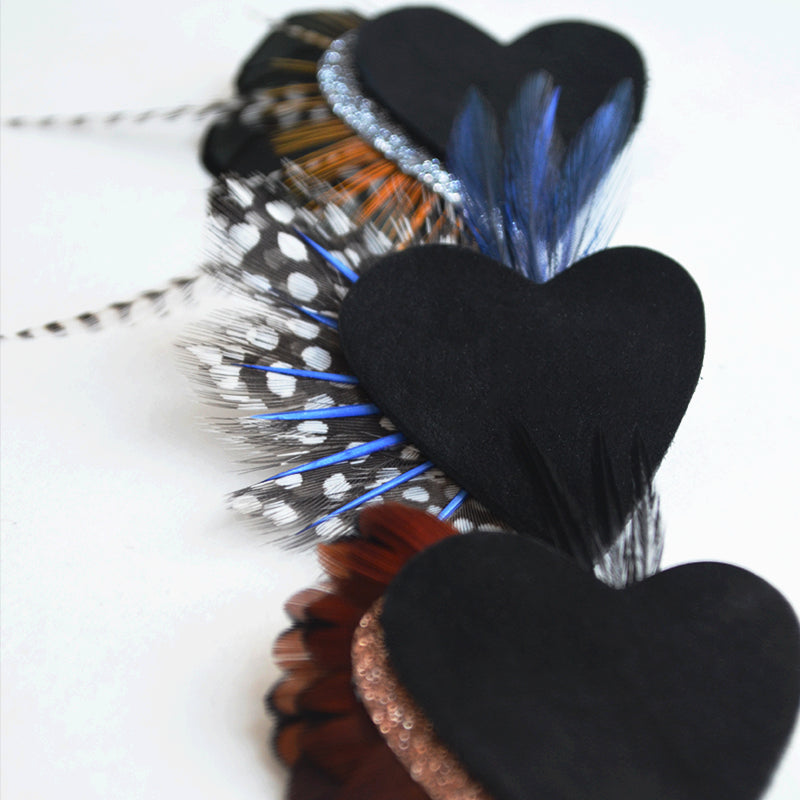 Broche plumes faisan coeur faisan cuir noir