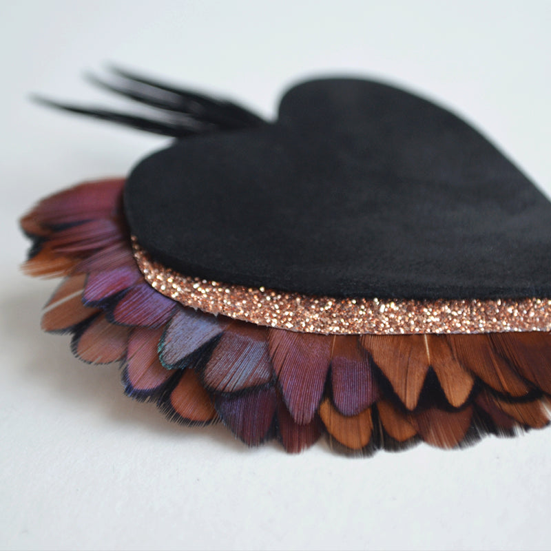 Broche plumes faisan coeur faisan cuir noir