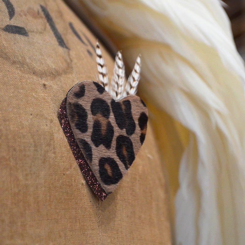 Broche plumes coq coeur léopard
