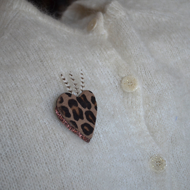 Broche plumes coq coeur léopard