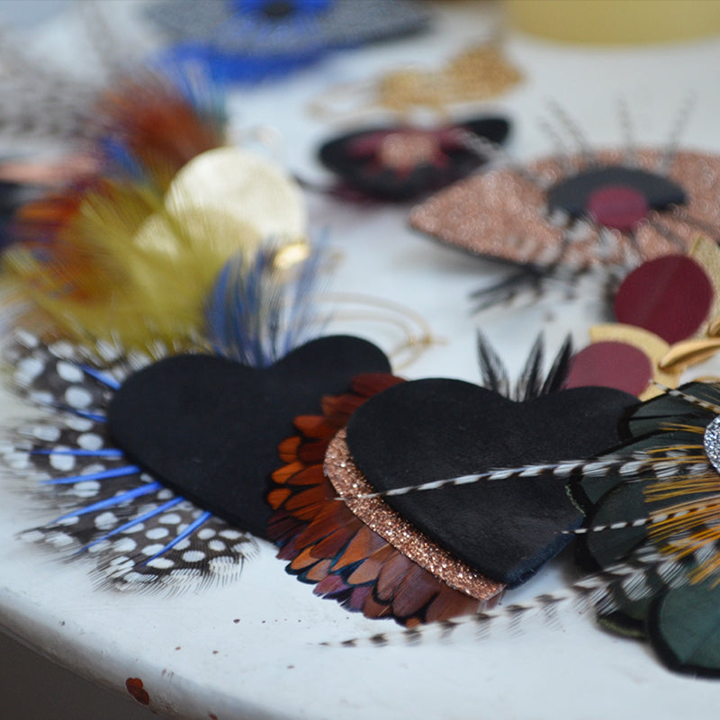 Broche plumes pintade coeur noir