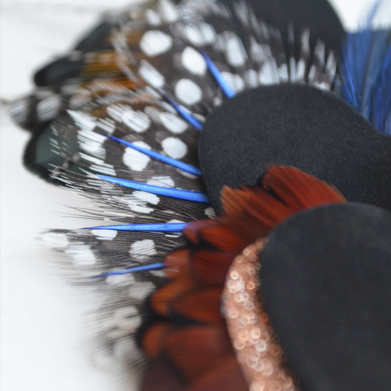Broche plumes pintade coeur noir