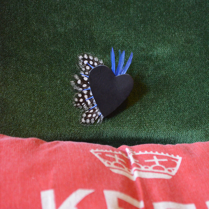 Broche plumes pintade coeur noir