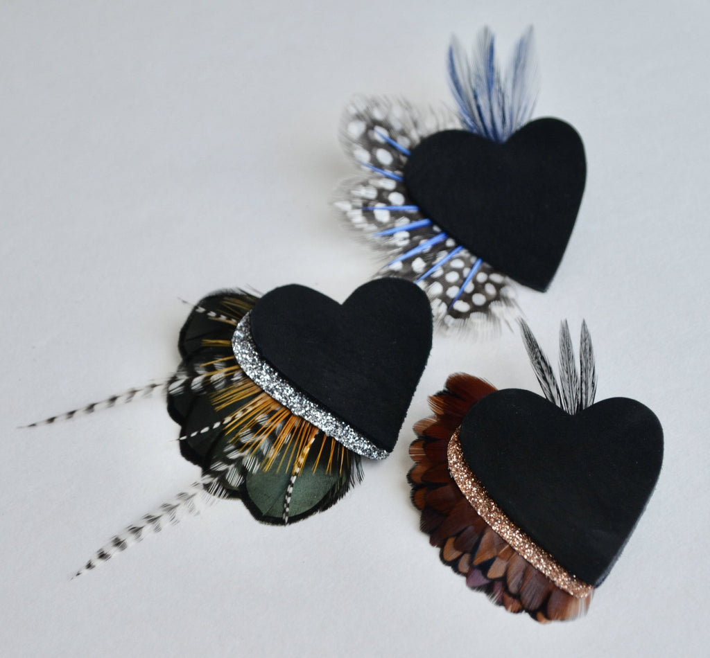 Broche plumes autruche coeur sweet crème