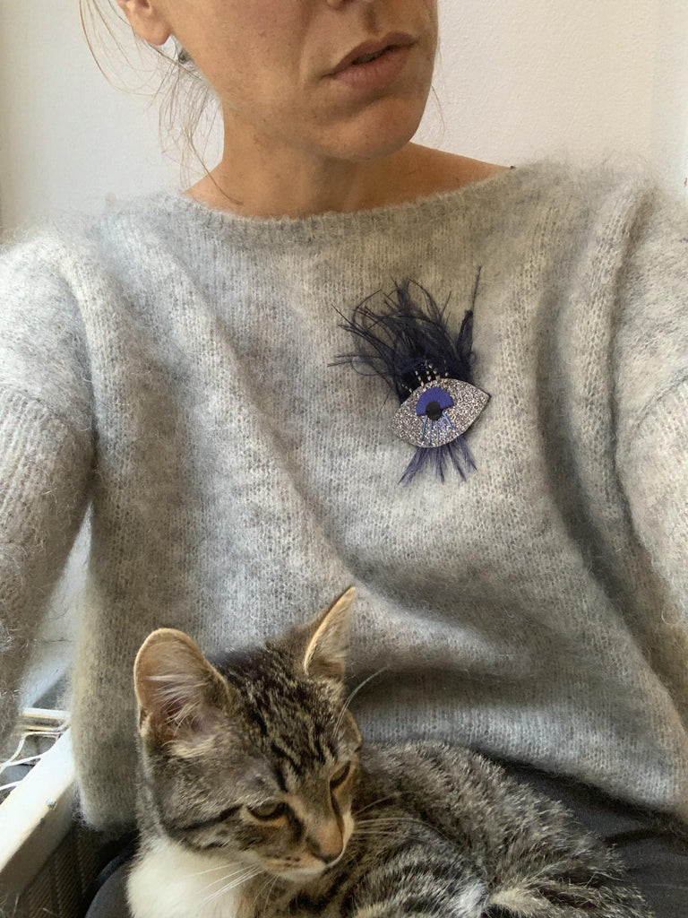 Broche plumes autruche oeil bleu xxl