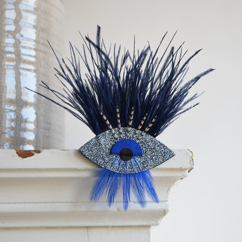 Broche plumes autruche oeil bleu xxl