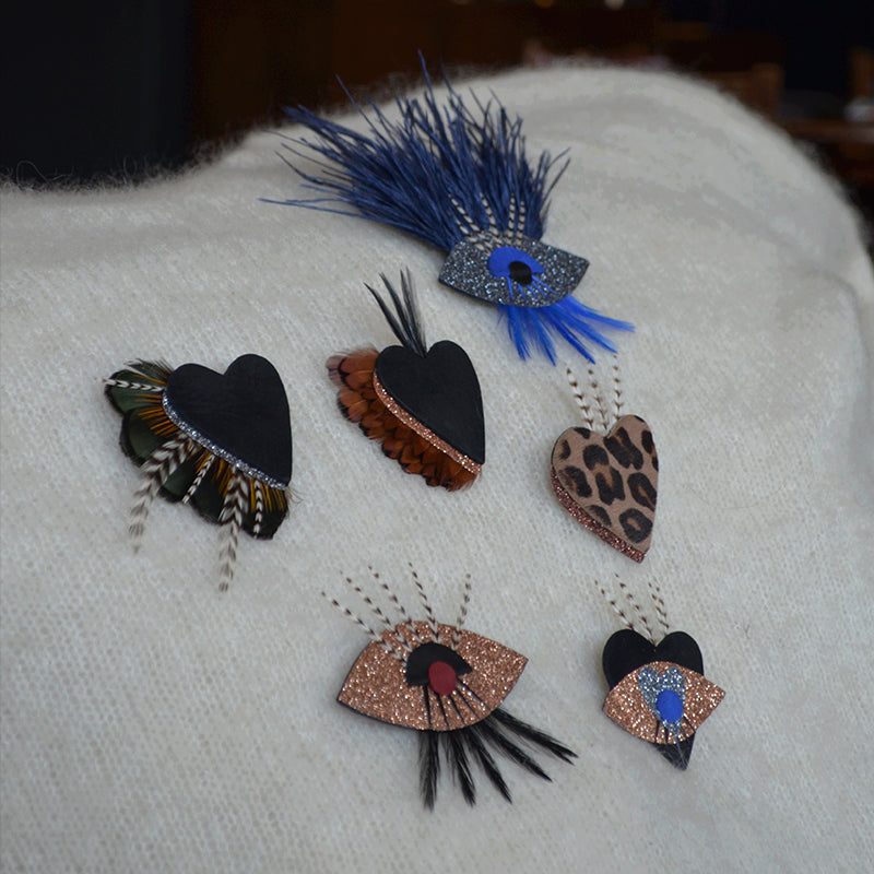 Broche plumes autruche oeil bleu xxl