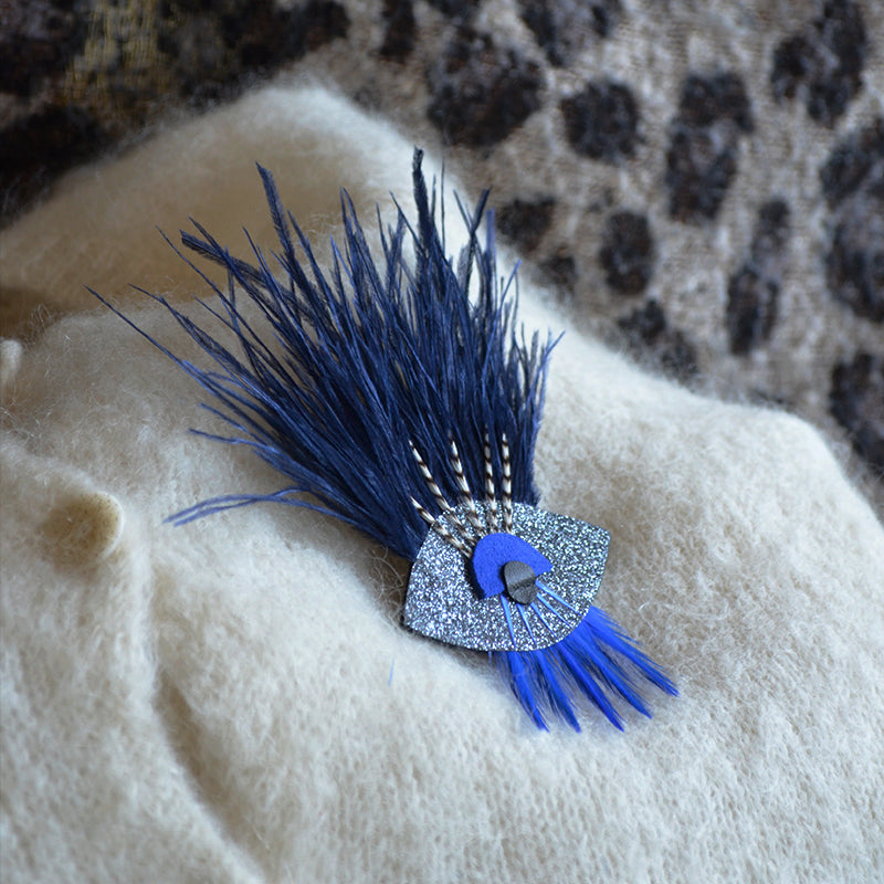 Broche plumes autruche oeil bleu xxl