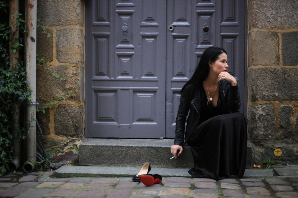 Collier plumes coq sautoir corne agate rouge