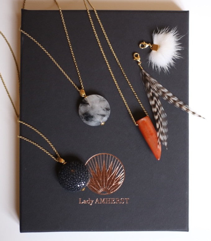 Collier plumes coq sautoir corne agate rouge